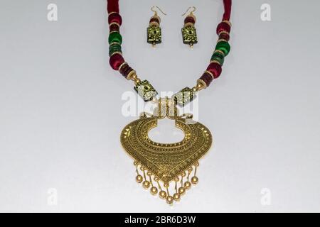 Hausgemachten indischen Künstliche designer Seide Kopf Kette oder Maang Tikka oder Klassisches Armband mit Ohrringe Sammlung. Mehrfarbige Mode Schmuck Stockfoto
