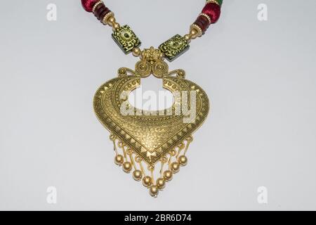 Hausgemachten indischen Künstliche designer Seide Kopf Kette oder Armband Maang Tikka oder Classic Collection. Mehrfarbige Mode Schmuck oder einfach Handwerk Stockfoto