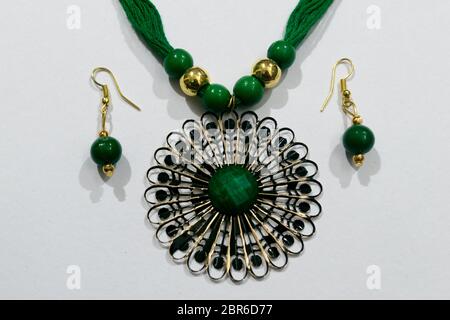 Hausgemachten indischen Künstliche designer Seide Kopf Kette oder Maang Tikka oder Klassisches Armband mit Ohrringe Sammlung. Mehrfarbige Mode Schmuck Stockfoto