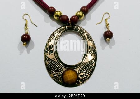 Hausgemachten indischen Künstliche designer Seide Kopf Kette oder Maang Tikka oder Klassisches Armband mit Ohrringe Sammlung. Mehrfarbige Mode Schmuck Stockfoto