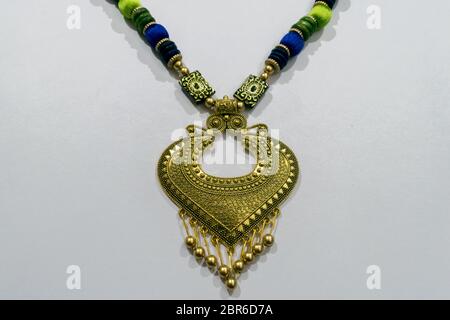 Hausgemachten indischen Künstliche designer Seide Kopf Kette oder Armband Maang Tikka oder Classic Collection. Mehrfarbige Mode Schmuck oder einfach Handwerk Stockfoto