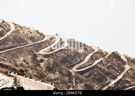 Die historische Seidenstraße mit 32 Haarnadelkurven, eine kurvenreiche Straße von Tibet nach Indien. In einer Höhe von rund 10.100 Füße auf das schroffe Gelände von entfernt Stockfoto