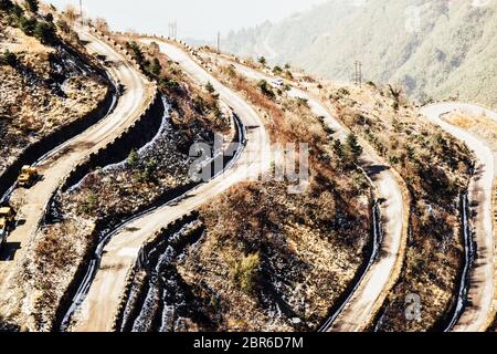 Zuluk hilltop der Ausgangspunkt der Seidenstraße. Die Straße macht 32 Haarnadelkurven. Auf unwegsamen Gelände des unteren Himalaya in Sikkim liegt. Historische Seide R Stockfoto
