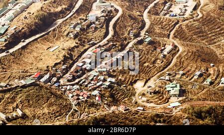 Die historische Seidenstraße mit 32 Haarnadelkurven, eine kurvenreiche Straße von Tibet nach Indien. In einer Höhe von rund 10.100 Füße auf das schroffe Gelände von entfernt Stockfoto
