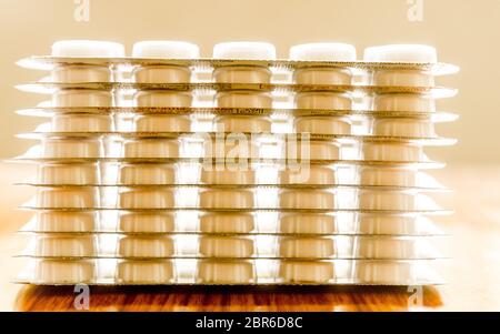 Haufen der Kapseln im Blister verpackt, runde gemusterten geformte Medizin Tablet oder Antibiotikum Pillen. Medizinische Apotheke Thema. Schließen oben mit kopieren. Stockfoto