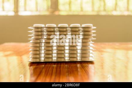 Haufen der Kapseln im Blister verpackt, runde gemusterten geformte Medizin Tablet oder Antibiotikum Pillen. Medizinische Apotheke Thema. Schließen oben mit kopieren. Stockfoto