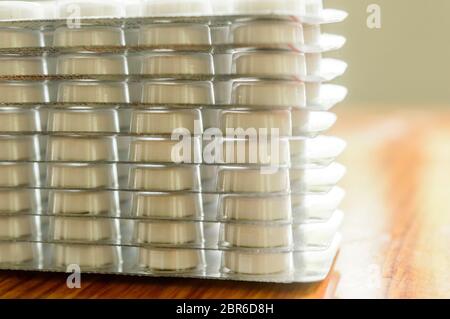 Haufen der Kapseln im Blister verpackt, runde gemusterten geformte Medizin Tablet oder Antibiotikum Pillen. Medizinische Apotheke Thema. Schließen oben mit kopieren. Stockfoto