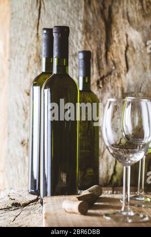 Wein. Glas Weißwein im Weinkeller. Alte Weißwein auf Holz. Stockfoto