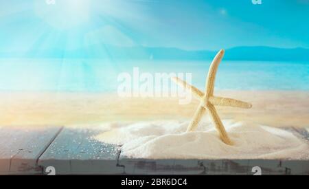 Sommer Star Fisch-Hintergrund. Urlaubskonzept mit Sternenfisch Stockfoto