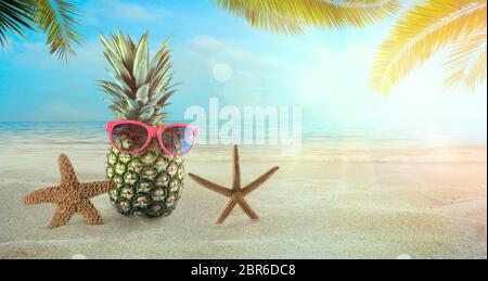 Strand Sommer Hintergrund. Sommerferien mit Ananas, Sonnenbrille, Sternenfisch und Palmenblättern. Sandstrände Stockfoto