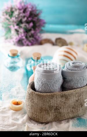 Spa- und Wellnesseinrichtungen mit Meeresartikeln und Handtüchern. Naturprodukte von DaySpa Stockfoto