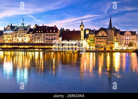 Luzern Kapelbrucke und riverfront Architektur berühmten Schweizer Wahrzeichen am Abend ansehen, berühmte Sehenswürdigkeiten der Schweiz Stockfoto