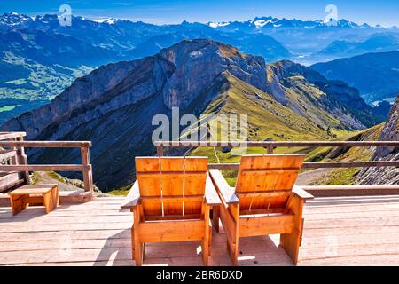 Entspannen Liegestuhl Schweizer Alpen Panorama, Pilatus Berg Reiseziel, Landschaft der Schweiz Stockfoto