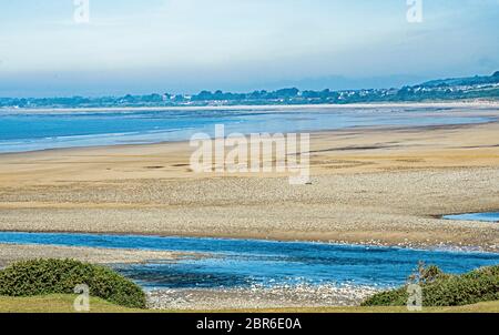 Der Fluss Ogmore fast am Meer bei Ogmore am Meer. Das Hotel liegt an der Glamorgan Heritage Coast in Südwales. Es war ein sonniger Mai im Frühling. Stockfoto