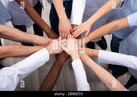 Direkt oberhalb der Schuß des medizinischen Teams Stapeln Hände zusammen am Krankenhaus Stockfoto