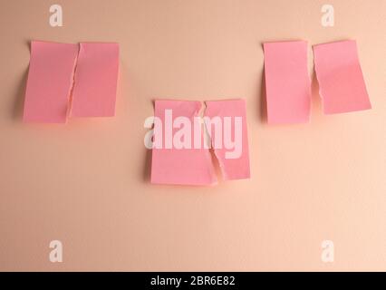 Drei Papier rosa Aufkleber in die Hälfte zerrissen, in der Nähe Stockfoto