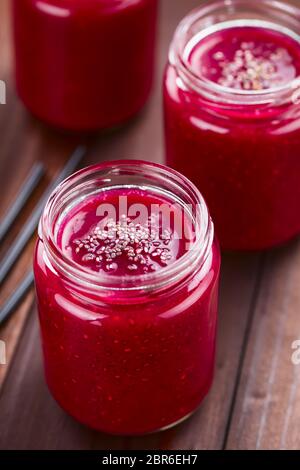 Frisch hausgemachte vegane Rote Bete, Apfel und Chia Smoothie in Gläsern, Trinkhalme an der Seite (Selective Focus, Focus in der Mitte der Spitze Stockfoto