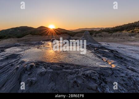 Sonnenuntergang im Schlamm Vulkane. Buzau, Rumänien Stockfoto