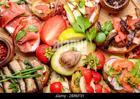 Auswahl an traditionellen italienischen Bruschetta. Appetitlich bruschetta. Vielzahl von kleinen Sandwiches Stockfoto