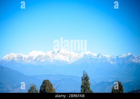 Wunderschöne Aussicht auf Kanchenjunga Bergkette und Tageslicht. Blick von batasia Loop Darjeeling in einem klaren, blauen Himmel und Sonnenschein während der WINTE Stockfoto