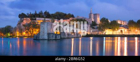 Panoramablick auf den berühmten mittelalterlichen Saint Benezet Brücke und Palast der Päpste am Abend blaue Stunde, Avignon, Südfrankreich. Stockfoto