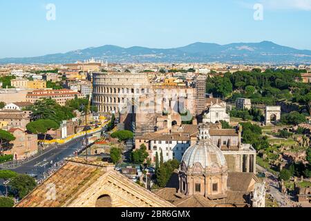 Kolosseum und der Basilika Santi Giovanni e Paolo in Rom Stockfoto