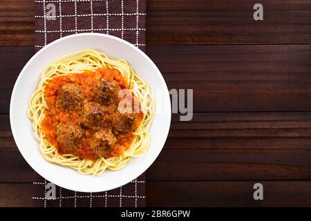 Spaghetti mit hausgemachten frikadellen und frischer Tomatensauce in der Schüssel, fotografiert Overhead mit Platz auf der Seite kopieren Stockfoto