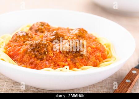 Spaghetti mit hausgemachten frikadellen und frischer Tomatensauce in der Schüssel (selektive Fokus, Fokus auf der Vorderseite der frikadelle auf der rechten Seite). Stockfoto