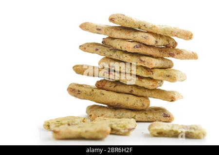 Leckere Ernährung Cerel Knäckebrot mit Samen und Gewürzen: Haufen von ganzen Crackern und einer gebrochen isoliert auf einem weißen Hintergrund Stockfoto