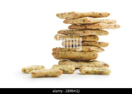 Leckere Ernährung Cerel Knäckebrot mit Samen und Gewürzen: Haufen von ganzen Crackern und einer gebrochen isoliert auf einem weißen Hintergrund Stockfoto