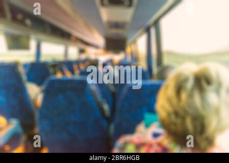 Blick in die Bustour am Morgen. -Blur. Stockfoto