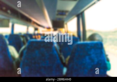 Blick in die Bustour am Morgen. -Blur. Stockfoto