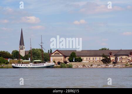 Die Banken und die Promenade entlang dem Rhein in Mainz Kastel mit der Kasteler Beach und der Strand Boot sowie die St. Georg Kirche in der b Stockfoto