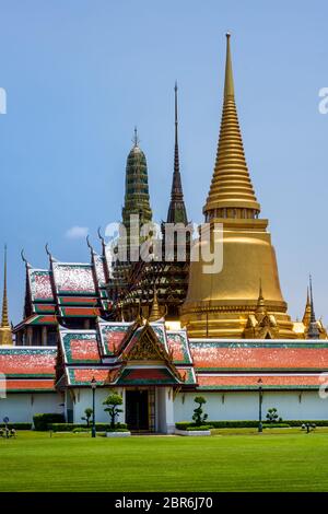Bangkok, Thailand, März 2013 der Grand Palace, Wat Pra Keo mit grünem Gras und blauer Himmel, Vorderansicht Stockfoto