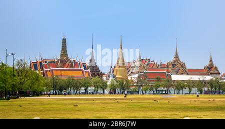 Bangkok, Thailand, März 2013 der Grand Palace, Wat Pra Keo mit Wandern Leute, grünes Gras und blauer Himmel, Vorderansicht Stockfoto