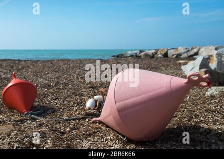 Zwei große Bojen am Strand, azurblaues Meer und die felsige Strand, Tyrrhenische Meer in der Toskana, Italien Stockfoto