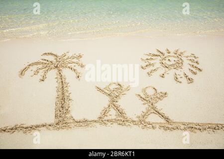 Palme und Zahlen auf Sand am Strand Stockfoto