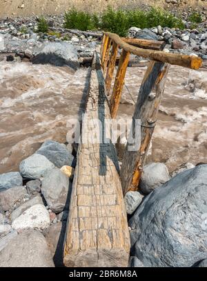 Holzbrige über den Nisqually River im Mt Rainier National Park, Washington, usa. Stockfoto