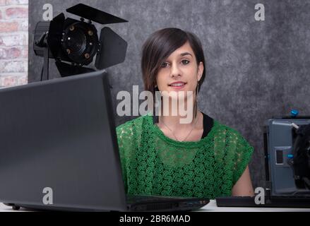 Hübsche junge Frau video editor arbeiten im Studio Stockfoto