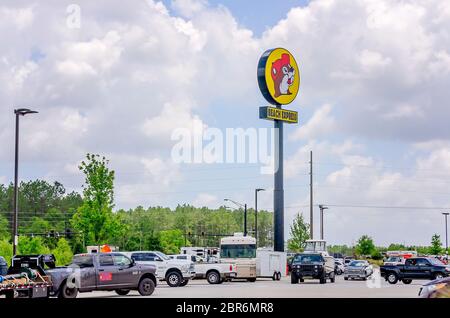 Fahrer betreten Buc-ee's travel Center in Robertsdale, Alabama. Da Alabama beginnt, die COVID-19 Reisebeschränkungen zu lockern, sind mehr Menschen unterwegs. Stockfoto