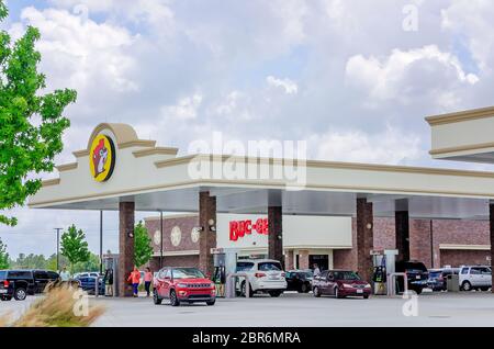 Leute Pumpen Gas am Buc-ee travel Centre von der I-10 in Robertsdale, Alabama. Da Alabama die Reisebeschränkungen für COVID-19 vereinfacht, sind mehr Menschen unterwegs. Stockfoto