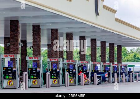 Am Buc-ee-Reisezentrum an der Interstate 10 auf dem Baldwin Beach Expressway, 16. Mai 2020, in Robertsdale, Alabama, stehen Gaspumpen an. Stockfoto