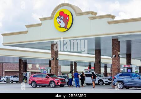 Die Leute Pumpen Gas bei Buc-ee in Robertsdale, Alabama. Da Alabama beginnt, die COVID-19 Reisebeschränkungen zu lockern, sind mehr Menschen unterwegs. Stockfoto