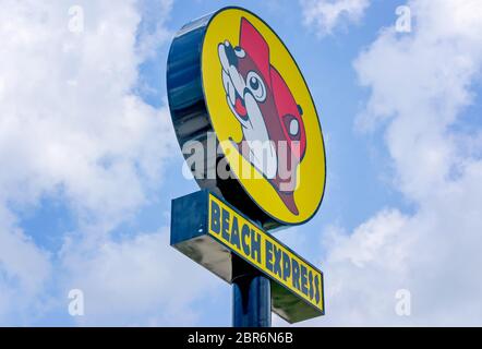 Das Buc-ee-Schild begrüßt Besucher zum Reisezentrum des Unternehmens an der Interstate 10 auf dem Baldwin Beach Expressway in Robertsdale, Alabama. Stockfoto