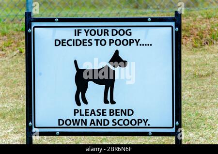 Ein Schild erinnert Tierbesitzer daran, den Abfall ihrer Hunde im Buc-ee Travel Center auf dem Baldwin Beach Expressway in Robertsdale, Alabama, abzuholen. Stockfoto