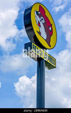 Das Buc-ee-Schild begrüßt Besucher zum Reisezentrum des Unternehmens an der Interstate 10 auf dem Baldwin Beach Expressway in Robertsdale, Alabama. Stockfoto