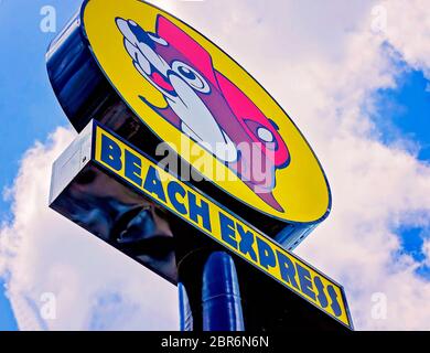 Das Buc-ee-Schild begrüßt Besucher zum Reisezentrum des Unternehmens an der Interstate 10 auf dem Baldwin Beach Expressway in Robertsdale, Alabama. Stockfoto