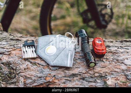 Fahrrad Reifen Rohr Reifenpanne Reparatur Werkzeugsatz. Artikel Ersatz und Werkzeuge für ein sicheres Radfahren. Gesichtsmaske, mit Filter PM 2.5. Grippeepidemie, Stauballergie Stockfoto