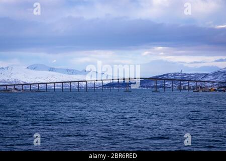 Ankunft in Tromsø mit einem alten Kreuzfahrtschiff Stockfoto