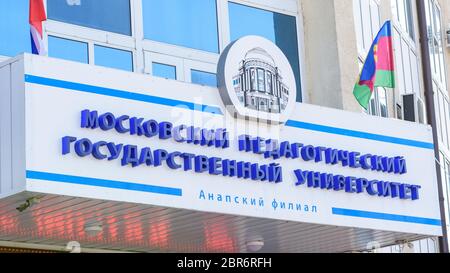 Anapa, Russland - 20. März 2020: Ein Schild über dem Eingang des Gebäudes "Moskau Staatliche Pädagogische Universität. Anapa Branch“ Stockfoto